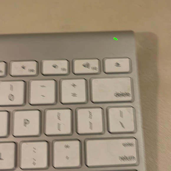 COPY - Original Apple Wireless Keyboard A1314 White Keys Aluminum Metal Base Bl… - Picture 4 of 4